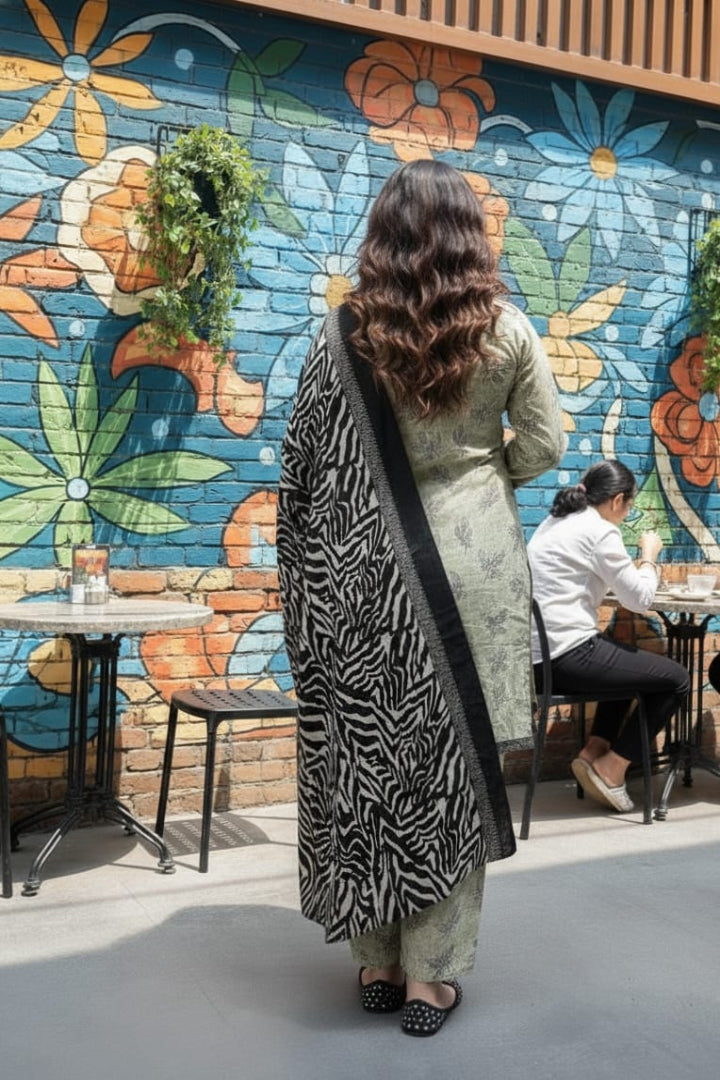 Winter Luxe Stitched – ZR2802 Printed Khaddar 3PC Suit with Khaddar Dupatta