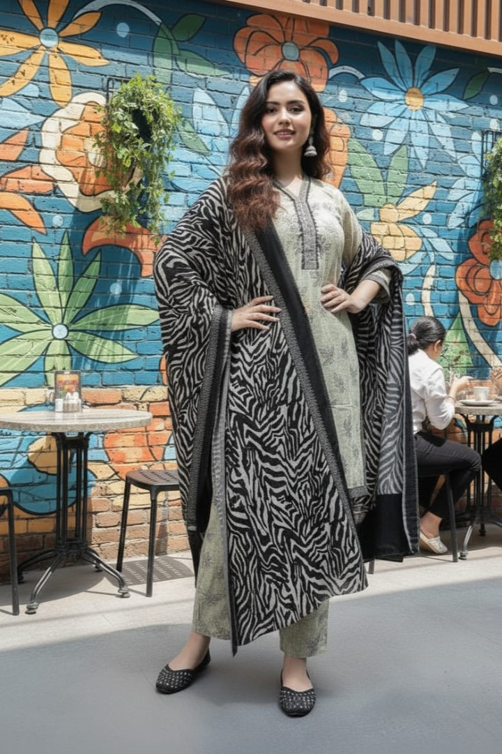 Winter Luxe Stitched – ZR2802 Printed Khaddar 3PC Suit with Khaddar Dupatta